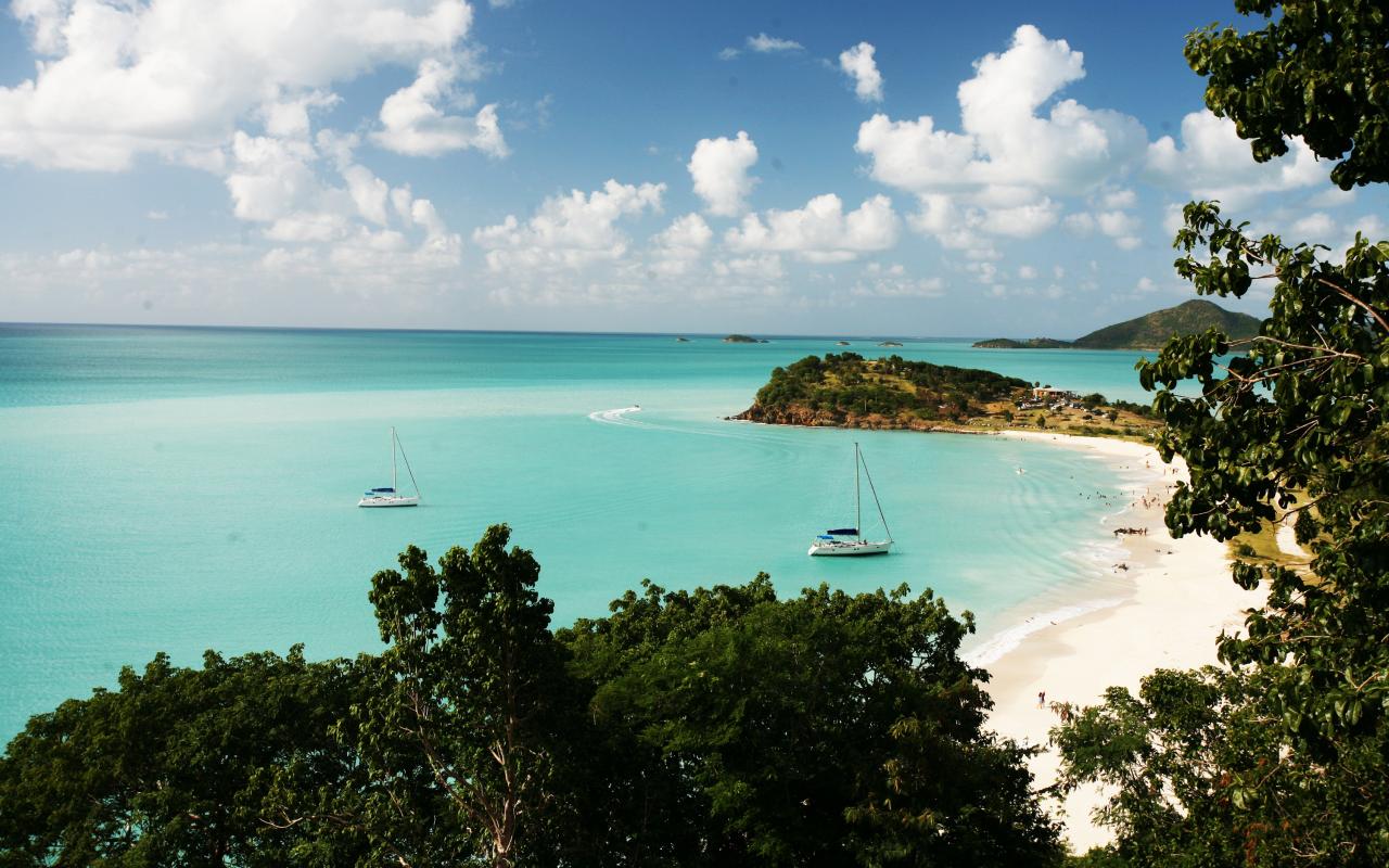 vista di una spiaggia e del mare di antigua (antigua, caraibi)