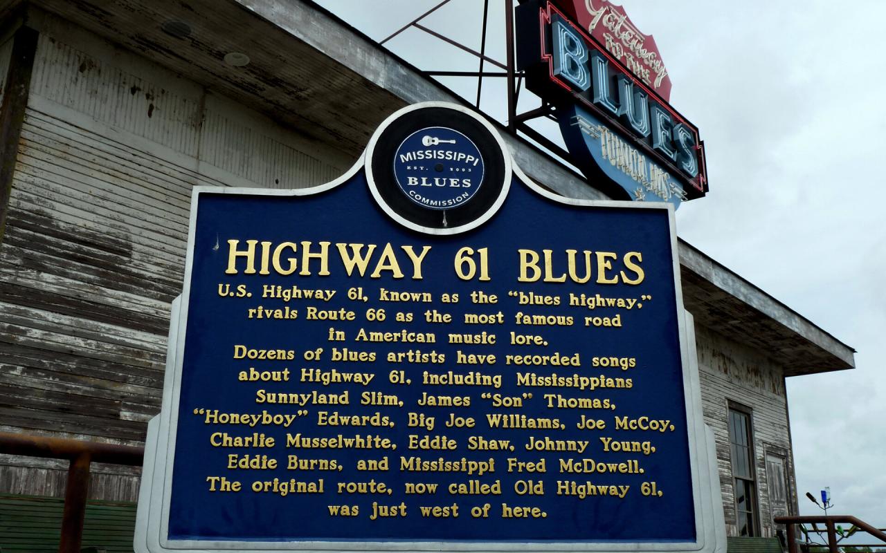 cartello che commemora la highway 61 blues (mississippi, stati uniti)