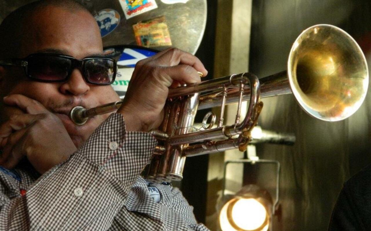 artista suona a new orleans  (louisiana, stati uniti)