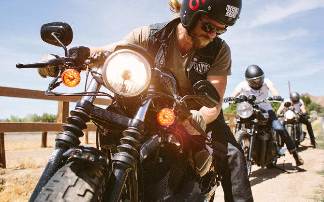 motociclisi a bordo di harley davidson