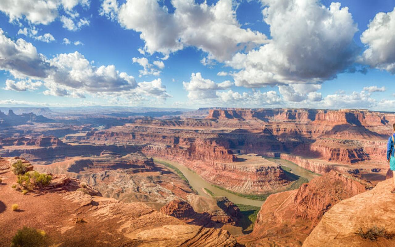 turista sulle rocce del canyonlands national park (utah, stati uniti)