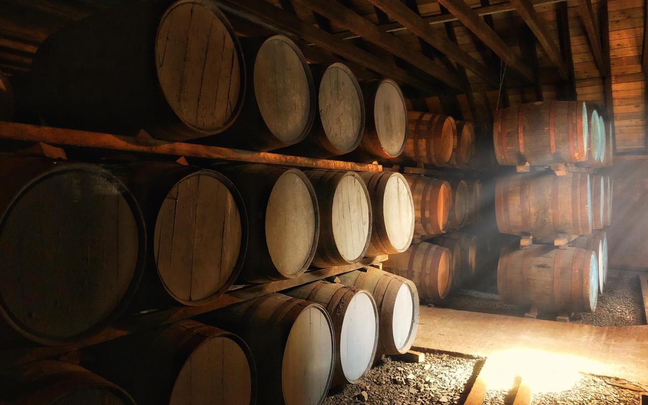 pile di botti di whiskey (tennessee, stati uniti)