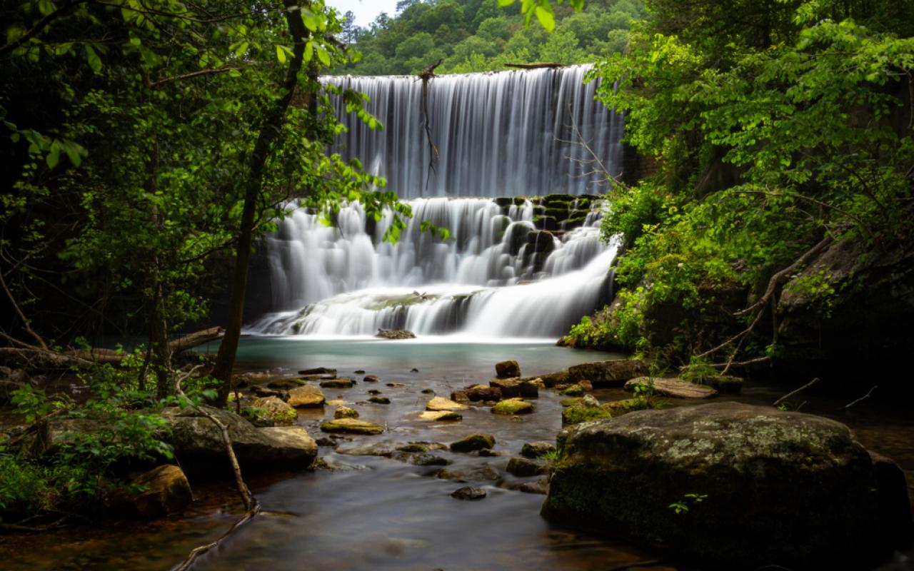 mirror lake waterfall nella blanchard springs recreation area (arkansas, stati uniti)
