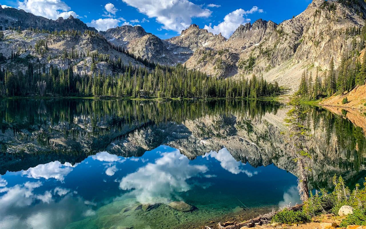 alice lake nella sawtooth wilderness area (idaho, stati uniti)