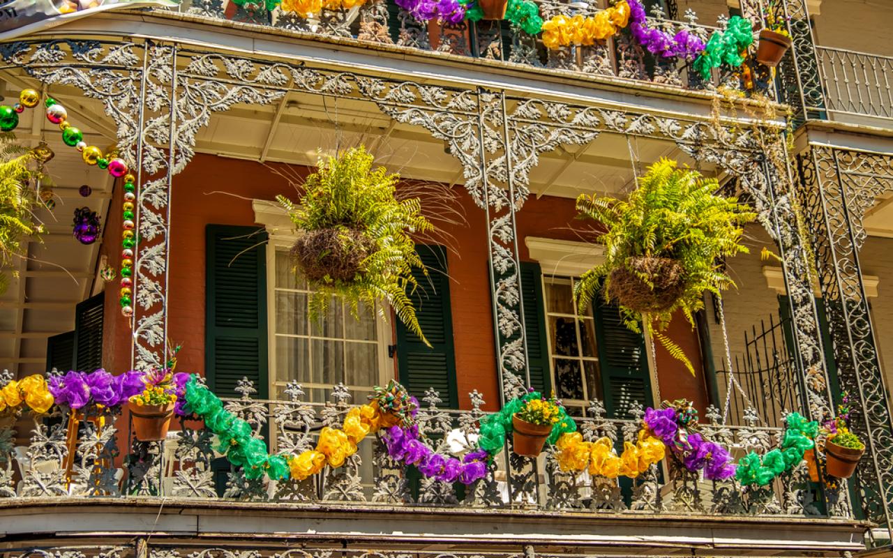 balcone fiorito di tipica casa nel french quarter (louisiana, stati uniti)