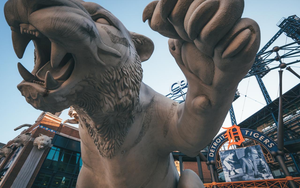 statua della tigre a detroit all'ingresso nello stadio di baseball (michigan, stati uniti)