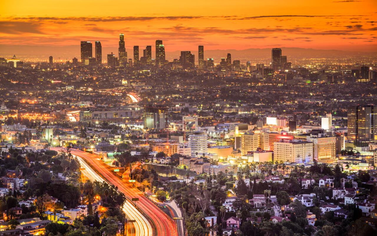 veduta dall'alto di los angeles illuminata al tramonto (california, stati uniti)