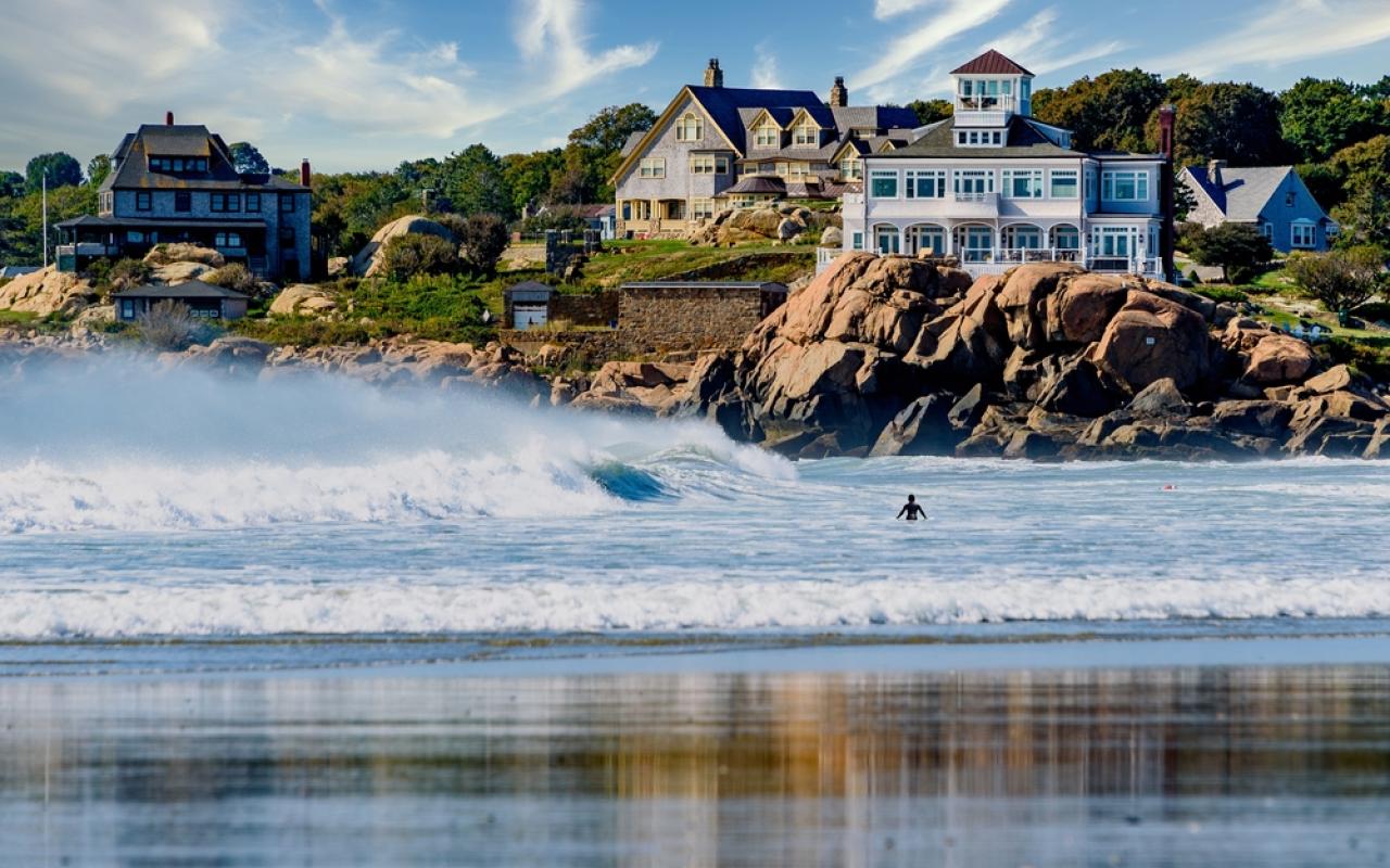 case sulla costa di bass rocks a gloucester (massachusetts, stati uniti)