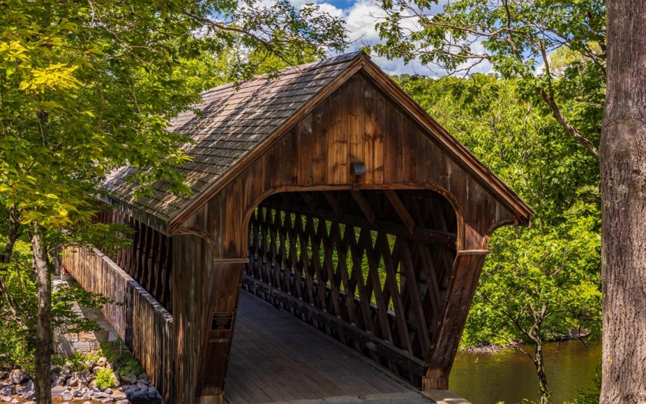 ponte coperto tra i boschi del new hampshire (new hampshire, stati uniti)