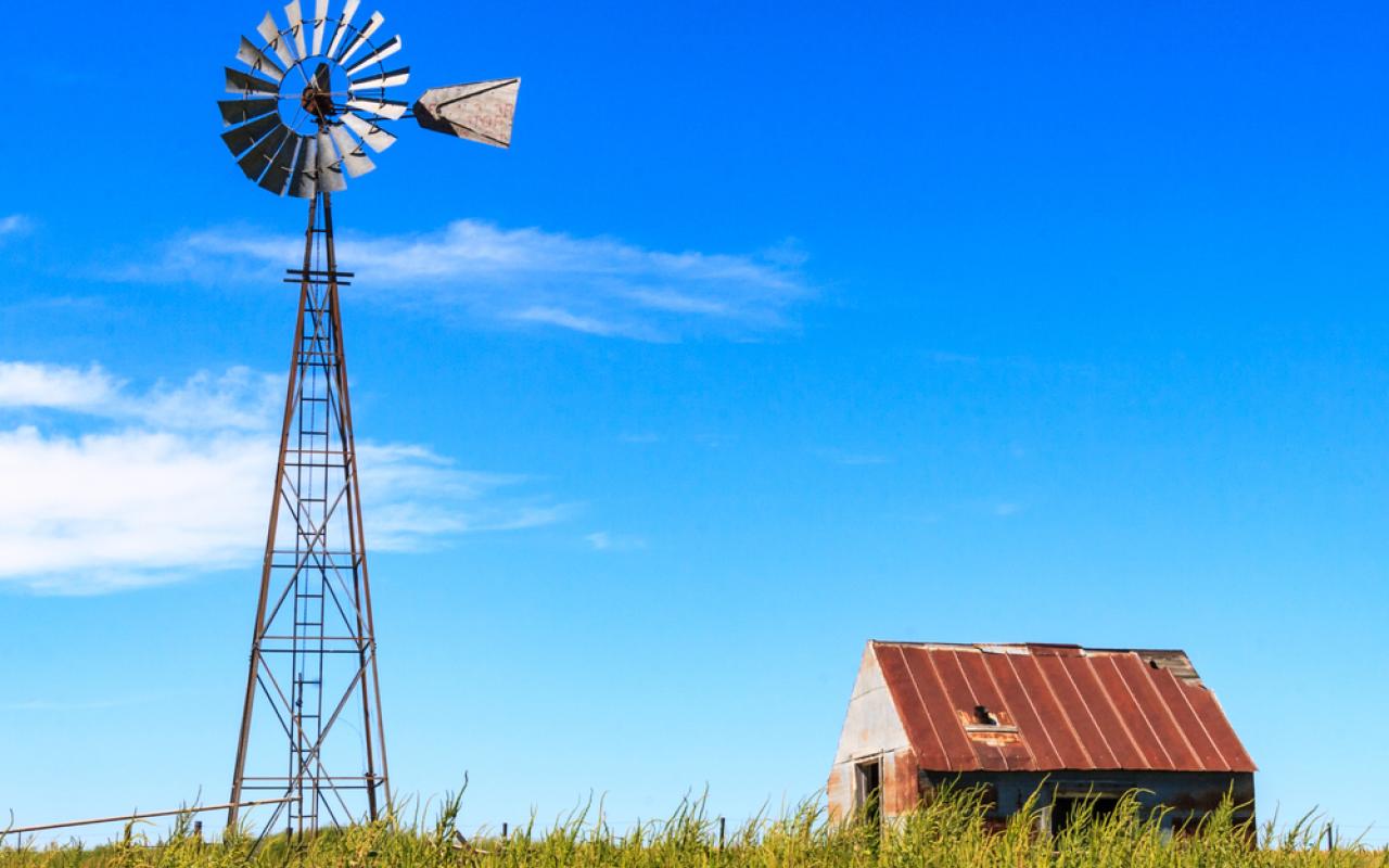 capanna e mulino a vento americano in kansas (kansas, stati uniti)