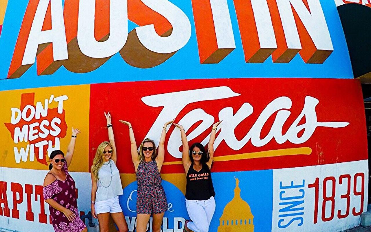 ragazze di fronte a dei graffiti di austin (texas, stati uniti)
