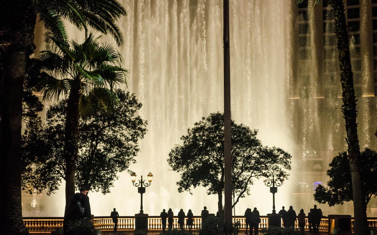 spettacolo serale fontane del bellagio hotel (nevada, stati uniti)