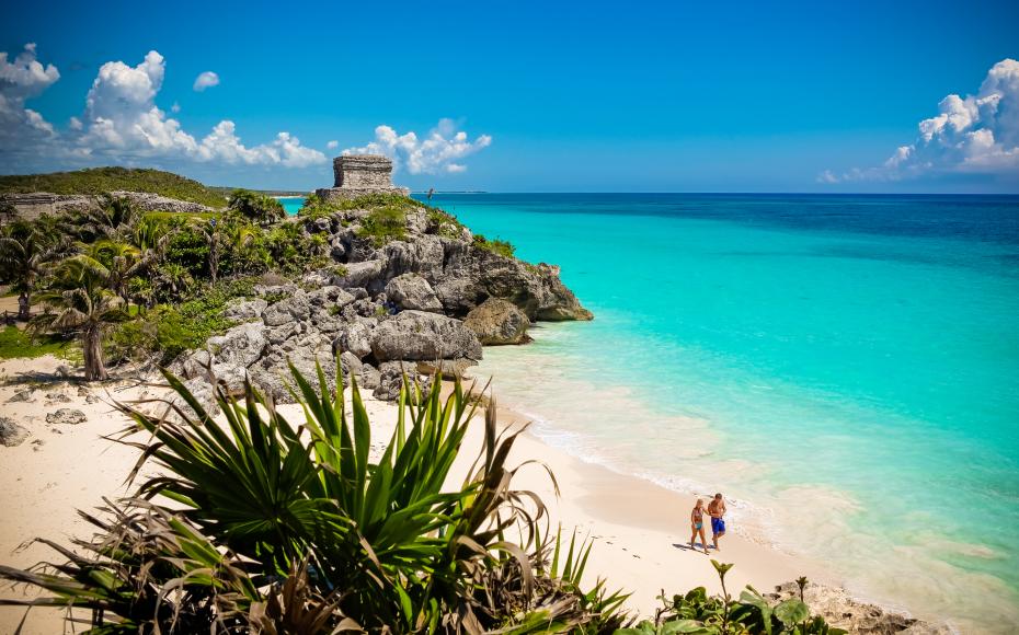 spiaggia e rovine sulla costa di tulum (riviera maya, messico)