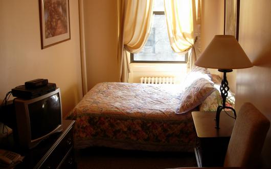2004, centinaia di camere visitate per scegliere gli hotel low budget a New York