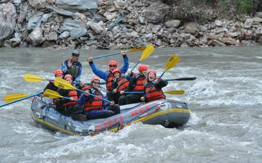 gruppo di ragazzi che fanno rafting al denali national park (alaska, stati uniti)  