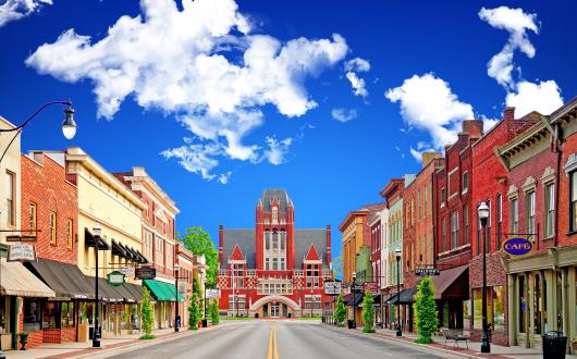 cittadina con edifici storici in mattoni rossi (kentucky, stati uniti)