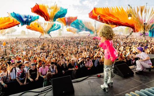 pubblico del coachella music festival visto dal palco (california, stati uniti)