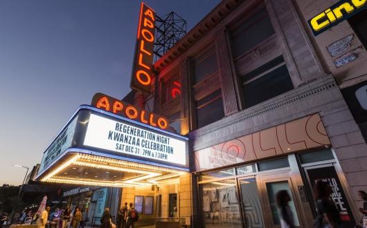 insegna illuminata dell'apollo theatre (new york, stati uniti)