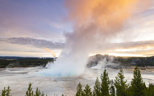 old faithful geyser allo yellowstone national park (wyoming, stati uniti)