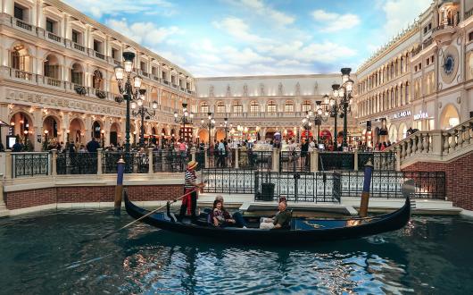 gondole nei canali del venetian hotel di las vegas (nevada, stati uniti)