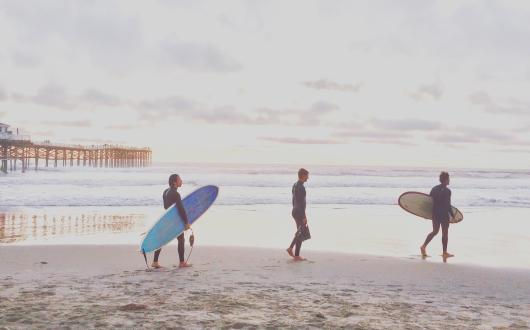 surfisti in spiaggia in california (california, stati uniti)