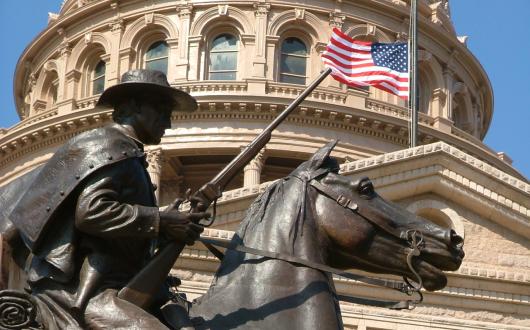 statua di fronte allo state capitol di austin (texas, stati uniti)