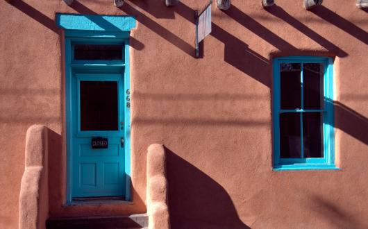 costruzione in stile adobe a santa fe (new mexico, stati uniti)
