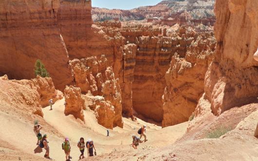 trekking tra le formazioni rocciose del bryce canyon national park (utah, stati uniti)
