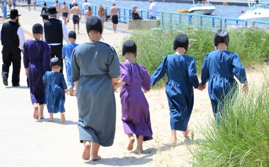 famiglia amish cammina in spiaggia (michigan, stati uniti)