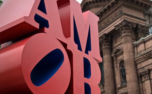 statua scritta rossa amor a philadelphia (pennsylvania, stati uniti)