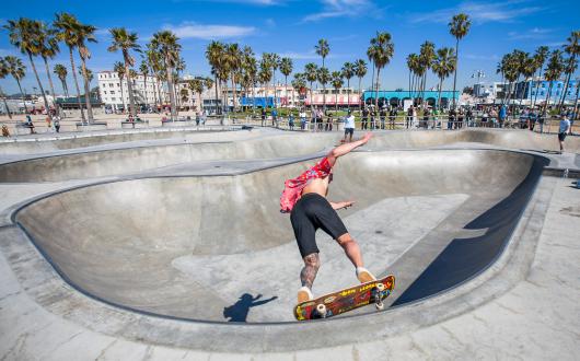 skater sulla pista di santa monica (california, stati uniti)