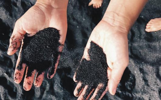 spiaggia di sabbia nera delle big island (hawaii, stati uniti)