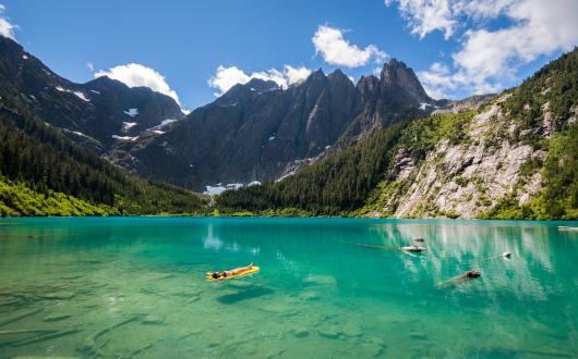 acqua cristallina e paesaggio del lago in british columbia (british columbia, canada)