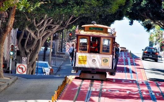 tram caratteristico in una via storica di san francisco (california, stati uniti)