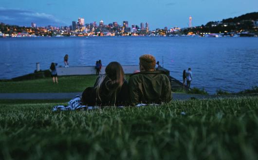 parco con vista sullo skyline a seattle (washington, stati uniti)