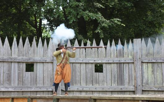 uomo che effettua un tiro con un moschetto a miccia al Jamestown Settlem (virginia, stati uniti)