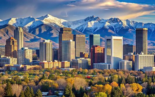 grattacieli e montagne a denver (colorado, stati uniti)