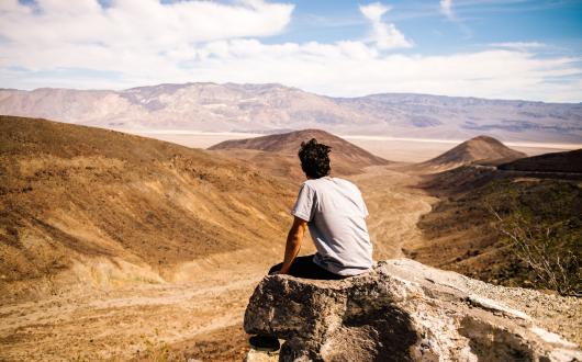uomo che ammira la death valley (california, stati uniti)