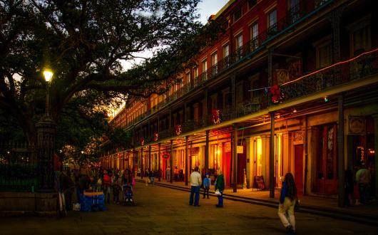quartiere di new orleans alla sera (louisiana, stati uniti)
