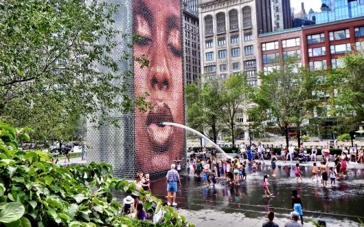 opera d'arte ritratto donna con fontana a chicago (illinois, stati uniti)