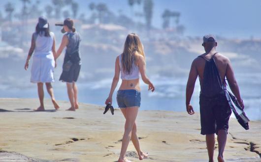 coppia cammina  in spiaggia a san diego (california, stati uniti)