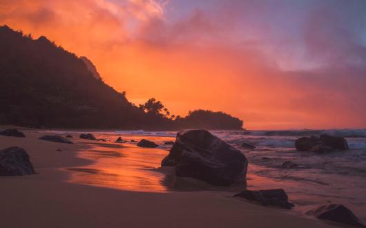 tramonto rosso sulla costa dell'isola di kauai (hawaii, stati uniti)