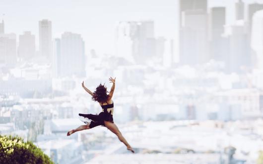 ragazza foto con salto con sfondo skyline di san francisco (california, stati uniti)