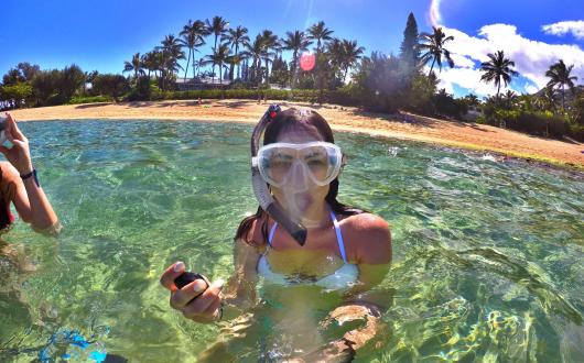 ragazza fa snorkeling sull'isola di kauai (hawaii, stati uniti)