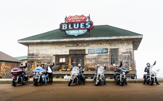 motociclisti di fronte ad un museo in mississippi