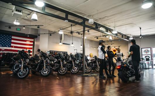 commessi in un negozio di moto harley davidson