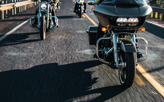 gruppo di motociclisti su strada americana 