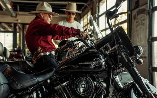 cowboy in sella ad una moto