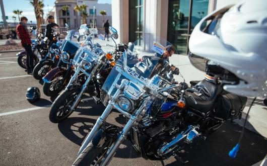 fila di moto parcheggiate
