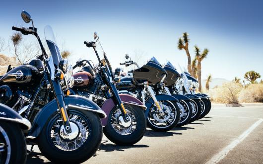 motociclette parcheggiate in fila di profilo